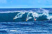 Surfer auf großer Welle, Waimea Bay, North Shore, Oahu, Hawaii. Die Bucht ist berühmt für das Surfen auf großen Wellen.