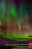 Island. Nordlichter über Isafjordur, der Hauptstadt der Westfjorde, im Herbst.