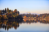 Bremerton, Bundesstaat Washington, USA. Herbstliche Reflektionen, Olympic Mountains, The Brothers Mountain.