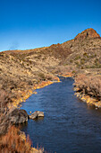 USA, New Mexiko, Rio Grande del Norte National Monument. Landschaft mit Rio Grande Fluss.