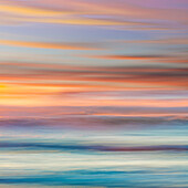 USA, Bundesstaat Washington, Seabeck. Sonnenuntergang auf Himmel und Meer abstrakt.