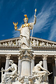 Wien, Österreich. Schönes Parlamentsgebäude in Wien. Athena-Brunnen