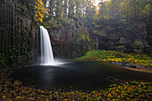 Abiqua Falls im Herbst. Scotts Mills, Landkreis Marion, Oregon, USA.