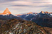 Sonnenaufgang über Matterhorn und Dent Blanche vom Riffelhorn aus gesehen, Luftaufnahme, Zermatt, Kanton Wallis, Schweiz