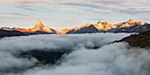 Luftaufnahme von Matterhorn, Dent Blanche, Zinalrothorn und Stellisee in der Morgendämmerung, Zermatt, Kanton Wallis, Schweiz