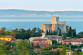 Das Schloss von Duino in der Morgendämmerung, Duino, Provinz Triest, Friaul-Julisch Venetien, Italien