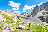 Wanderer im Vallone di Noaschetta, Valle dell Orco, Nationalpark Gran Paradiso, Provinz Turin, italienische Alpen, Piemont, Italien