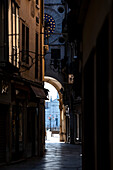 Mercerie, Richtung Uhrenturm, während der Absperrung. Venedig, Venetien, Italien, Europa.