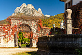 Villa Crotta de Manzoni mit dem Berg Framont im Hintergrund. Agordo, Venetien, Italien.