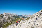 'Falzarego-Pass, Dolomiten, Provinz Belluno, Venetien, Italien. Bergsteiger beim Einstieg in den Klettersteig 'Kaiserjäger' zum Lagazuoi'