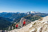 'Falzarego-Pass, Dolomiten, Provinz Belluno, Venetien, Italien. Bergsteiger auf dem Klettersteig ''Kaiserjäger'' zum Lagazuoi'