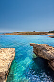 Carovigno, Provinz Brindisi, Apulien, Italien. Der Guaceto-Turm im Naturschutzgebiet Torre Guaceto liegt an der Adriaküste