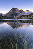 Sonnenaufgang im Adamello-Brenta-Naturpark, Mandrone-See in Trentino-Südtirol, Italien, Europa.