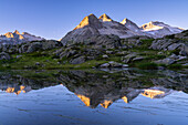 Sonnenaufgang im Adamello-Brenta-Naturpark, Mandrone-See in Trentino-Südtirol, Italien, Europa.
