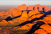 Kata Tjuta bei Sonnenaufgang aus dem Hubschrauber, Luftaufnahme, Red Center. Nördliches Territorium, Australien