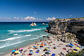 Zwei Schwestern Felsformationen in Torre dell Orso, Melendugno, Bezirk Lecce, Apulien, Italien