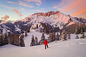 Luftaufnahme der schneebedeckten Presolana bei Sonnenuntergang vom Berg Scanapà aus. Castione della Presolana, Val Seriana, Bezirk Bergamo, Lombardei, Italien.