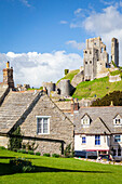 Blick auf die Altstadt und die Ruinen von Corfe Castle. Dorset, England, Vereinigtes Königreich.