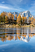 Der Grandes Jorasses spiegelt sich im zugefrorenen Arpy-See im Herbst (Morgex, Provinz Aosta, Aostatal, Italien, Europa)