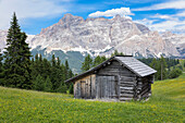 PIz La Ila, Alta Badia, Badia Valley, Dolomites, Bolzano province, South Tyrol, Italy, A chalet with cima Piz Lavarela and Cima Cunturines in the background
