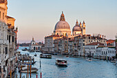 Die Basilika Santa Maria della Salute von der Ponte dell'Accademia (Accademia-Brücke) bei Sonnenuntergang, Venedig, Venetien, Italien, Europa