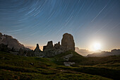 Ein Startrail mit Mondaufgang, fotografiert in einer Sommernacht in der Nähe der Cinque Torri, Dolomiti, Unesco-Weltkulturerbe Gemeinde Cortina d'Ampezzo, Provinz Belluno, Bezirk Venetien, Italien, Europa