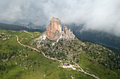 Luftaufnahme der Cinque Torri im Sommer, Dolomiti, Gemeinde Cortina d'Ampezzo, Provinz Belluno, Region Venetien, Italien, Europa.