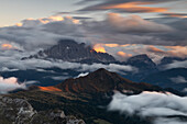 eine Langzeitbelichtung, um einen Sonnenuntergang über dem Berg Civetta einzufangen, Dolomiten, Venetien, Italien, Europa