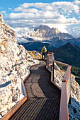 ein Wanderer genießt die schöne Landschaft vom Lagazuoi bis zum Berg Civetta, Dolomiti, Venetien, Italien, Europa
