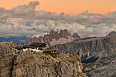 die Lagazuoi-Hütte während eines sommerlichen Sonnenuntergangs, Falzarego-Pass, Gemeinde Cortina d'Ampezzo, Dolomiti, Region Venetien, Italien, Europa