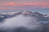 eine Langzeitbelichtung, um das Licht des Sonnenuntergangs über der Königin der Dolomiten, dem Marmolada-Berg, Dolomiti, Venetien, Italien, Europa, einzufangen