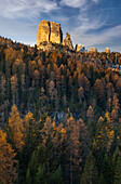 Herbst in Cinque Torri bei Sonnenaufgang, Belluno, Dolomiti Ampezzane, Veneto, Italien, Westeuropa