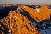 Luftaufnahme der Presolana- und Adamello-Gruppe bei Sonnenuntergang im Winter, Castione della Pesolana, Prealpi Orobie, Bergamo, Lombardei, Italien, Südeuropa