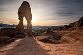 USA, Utah, Arches National Park: Sonnenuntergang über dem Delicate Arch