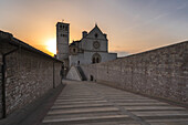 Piazza inferiore di San Francesco, Basilica of St. Francis of Assisi (Basilica di San Francesco d'Assisi) Assisi, Umbria, Italy, Europe