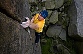 Felskletterer in Aktion, Stanage Edge, Peak District, Derbyshire, England, Vereinigtes Königreich, Europa