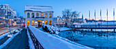Blick auf verschnörkelte Gebäude von Reykjavik vom Tjornin-See aus in der Abenddämmerung im Winter, Reykjavik, Island
