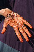 Mit Henna verzierte Hand, Marokko