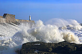 Sturmwellen (Sturm Eowyn), Porthcawl Pier, Südwales, Vereinigtes Königreich