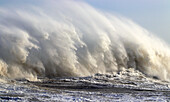 Sturmwellen (Sturm Eowyn), Porthcawl Pier, Südwales, Vereinigtes Königreich
