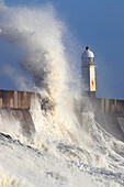 Sturmwellen (Sturm Eowyn), Porthcawl Pier, Südwales, Vereinigtes Königreich