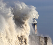 Sturmwellen (Sturm Eowyn), Porthcawl Pier, Südwales, Vereinigtes Königreich