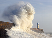 Sturmwellen (Sturm Eowyn), Porthcawl Pier, Südwales, Vereinigtes Königreich