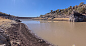 Blick auf die Uferlinie des historischen Bainbridge Steel Dam bei Ash Fork, Kaibab National Forest, Arizona, Vereinigte Staaten von Amerika