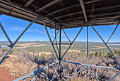 Blick vom zweiten Deck des Feuerwachturms auf dem Gipfel des Apache Maid Mountain, Coconino National Forest, Arizona, Vereinigte Staaten von Amerika
