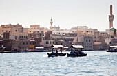 Traditionelle Abra-Fähren, die den Dubai Creek überqueren, der die Stadt in die beiden Stadtteile Deira und Bur Dubai teilt, Dubai, Vereinigte Arabische Emirate
