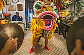 Eine Löwentanzvorführung in Peng Chau, Hongkong, China