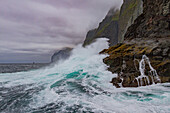 Blick auf die Meeresklippen außerhalb von Westmanna auf der Westseite der Insel Streymoy auf den Färöern, Dänemark