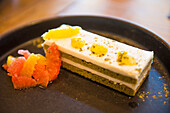 Moringa-Kuchen als Dessert im Harrat-Restaurant des Banyan Tree AlUla, Provinz Medina, Saudi-Arabien