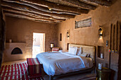 Zimmer im Haus (dar) von Dar Tantora The House Hotel, einem renovierten, ursprünglichen Lehmziegeldorf in der Oase AlUla, Provinz Medina, Saudi-Arabien